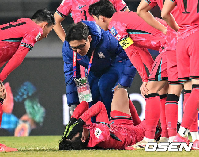 [OSEN=고양, 최규한 기자] 대한민국 대표팀이 홈에서 오만에 1-1로 비겼다. 홍명보(56) 감독이 이끄는 한국 축구 대표팀은 20일 오후 8시 고양종합운동장에서 열린 2026 국제축구연맹(FIFA) 북중미 월드컵 아시아지역 3차 예선 B조 7차전 오만과 맞대결을 치러 1-1로 비겼다. 후반 한국 이강인이 부상으로 쓰러져 고통스러워 하고 있다. 2025.03.20 / dreamer@osen.co.kr