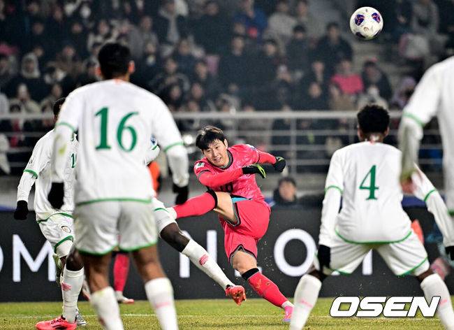 [OSEN=고양, 조은정 기자]대한민국 대표팀이 홈에서 오만에 1-1로 비겼다.&nbsp;홍명보(56)&nbsp;감독이 이끄는 한국 축구 대표팀은 20일 오후 8시 고양종합운동장에서 열린 2026 국제축구연맹(FIFA) 북중미 월드컵 아시아지역 3차 예선 B조 7차전 오만과 맞대결을 치러 1-1로 비겼다.후반 한국 이강인의 슛이 오만 선수에게 막히고 있다. 2025.03.20 /cej@osen.co.kr