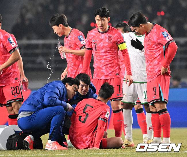 [OSEN=고양, 이대선 기자] 대한민국 대표팀이 홈에서 오만에 1-1로 비겼다.&nbsp;홍명보(56)&nbsp;감독이 이끄는 한국 축구 대표팀은 20일 오후 8시 고양종합운동장에서 열린 2026 국제축구연맹(FIFA) 북중미 월드컵 아시아지역 3차 예선 B조 7차전 오만과 맞대결을 치러 1-1로 비겼다.이로써 한국은 승점 15점(4승 3무)을 기록하며 B조 1위를 유지했다.전반 한국 손흥민이 부상으로 쓰러진 백승호를 바라보고 있다. 2025.03.20 /sunday@osen.co.kr
