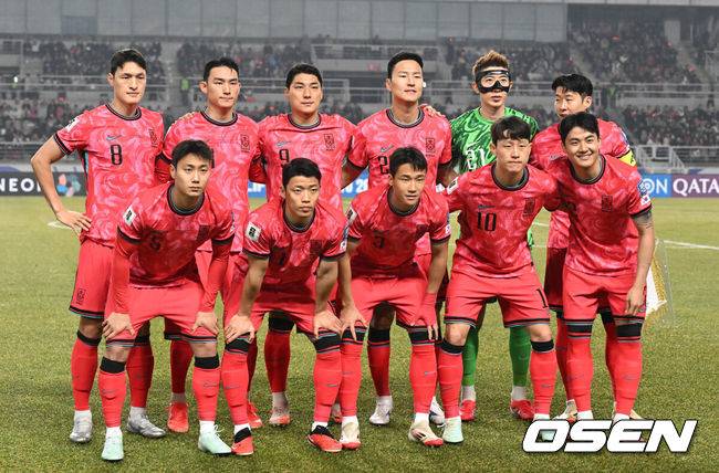 [OSEN=고양, 이대선 기자] 대한민국 대표팀이 홈에서 오만에 1-1로 비겼다.&nbsp;홍명보(56)&nbsp;감독이 이끄는 한국 축구 대표팀은 20일 오후 8시 고양종합운동장에서 열린 2026 국제축구연맹(FIFA) 북중미 월드컵 아시아지역 3차 예선 B조 7차전 오만과 맞대결을 치러 1-1로 비겼다.이로써 한국은 승점 15점(4승 3무)을 기록하며 B조 1위를 유지했다.경기에 앞서 한국 베스트 일레븐이 기념촬영을 하고 있다. 2025.03.20 /sunday@osen.co.kr