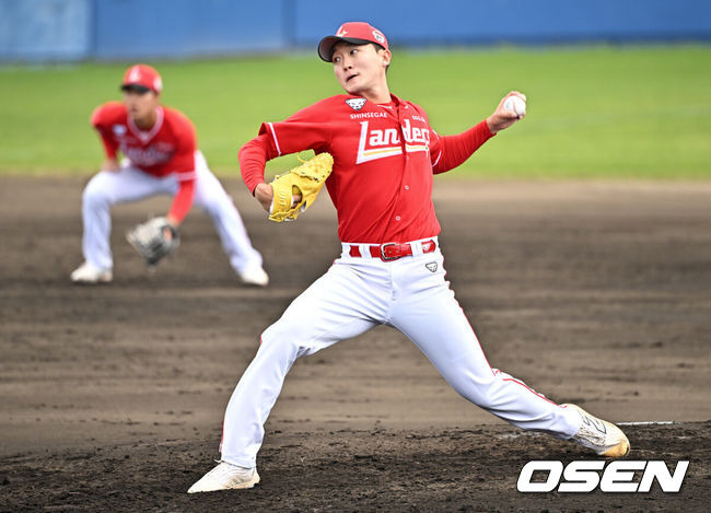 [OSEN=오키나와(일본), 조은정 기자] 프로야구 삼성 라이온즈는 25일 일본 오키나와현 아카마 구장에서 열린 SSG 랜더스와의 연습경기에서 5-0 승리를 거뒀다. 3회말 SSG 김건우가 역투하고 있다. 2025.02.25 /cej@osen.co.kr