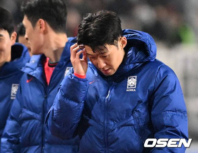 [OSEN=고양, 이대선 기자] 대한민국 대표팀이 홈에서 오만에 1-1로 비겼다.&nbsp;홍명보(56)&nbsp;감독이 이끄는 한국 축구 대표팀은 20일 오후 8시 고양종합운동장에서 열린 2026 국제축구연맹(FIFA) 북중미 월드컵 아시아지역 3차 예선 B조 7차전 오만과 맞대결을 치러 1-1로 비겼다.이로써 한국은 승점 15점(4승 3무)을 기록하며 B조 1위를 유지했다.경기 종료 후 한국 손흥민이 무승부에 아쉬워하고 있다. 2025.03.20 /sunday@osen.co.kr