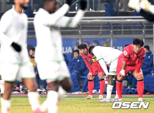 [OSEN=고양, 이대선 기자] 대한민국 대표팀이 홈에서 오만에 1-1로 비겼다.&nbsp;홍명보(56)&nbsp;감독이 이끄는 한국 축구 대표팀은 20일 오후 8시 고양종합운동장에서 열린 2026 국제축구연맹(FIFA) 북중미 월드컵 아시아지역 3차 예선 B조 7차전 오만과 맞대결을 치러 1-1로 비겼다.이로써 한국은 승점 15점(4승 3무)을 기록하며 B조 1위를 유지했다.경기 종료 후 한국 손흥민이 무승부에 아쉬워하고 있다. 2025.03.20 /sunday@osen.co.kr