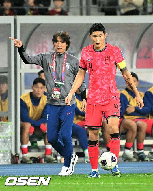 [OSEN=용인, 이대선 기자] 홍명보 감독이 이끄는 한국 축구대표팀은 15일 오후 8시 용인미르스타디움에서 이라크와 2026 국제축구연맹(FIFA) 북중미월드컵 아시아지역 3차예선 B조 4차전을 치러 3-2로 이겼다.한국은 3승 1무, 승점 10을 기록하며 조 1위를 유지했다. 이라크는 2승 1무 1패, 승점 7로 2위.후반 한국 김민재가 패스를 시도하고 있다. 2024.10.15 /sunday@osen.co.kr