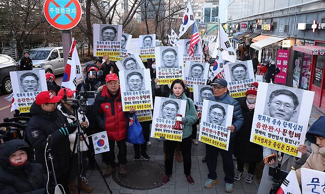 부정선거 부패방지대 등 윤석열 대통령 탄핵 반대 단체 회원들이 지난 17일 서울 종로구에 있는 문형배 헌법재판소장 권한대행 자택 앞에서 집회를 열고 있다. 연합뉴스