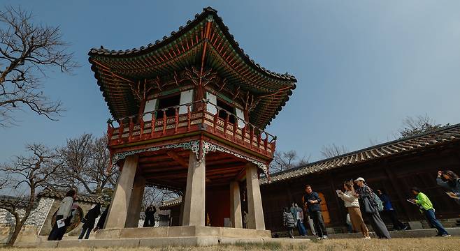춘분이 하루 지난 21일 서울 종로구 창덕궁에서 열린 '봄을 품은 낙선재' 행사에서 시민들이 낙선재 평원루를 관람하고 있다.