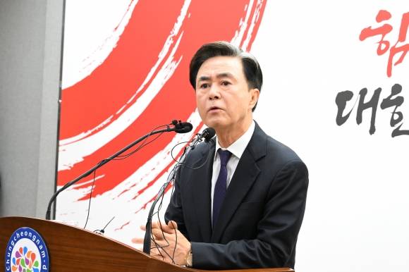 김태흠 충남지사가 지난 6일 기자회견에서 ‘충남의 100년을 책임질 꼭 필요한 사업’이라며 지천댐 건설에 강한 의지를 표명하고 있다.  충남도 제공