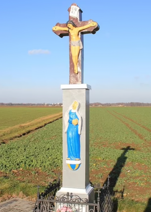 폴란드 남부에 있는 작은 마을인 스투지온카 입구에 있던 예수와 성모마리아 조각상이 엉터리로 복원돼 주민들의 분노가 쏟아졌다.