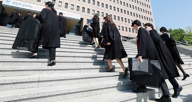 경기 과천시 법무부에서 열린 임관식을 마친 후 기념촬영을 하기 위해 청사 앞으로 이동하고 있는 신임 검사들 ⓒ연합뉴스