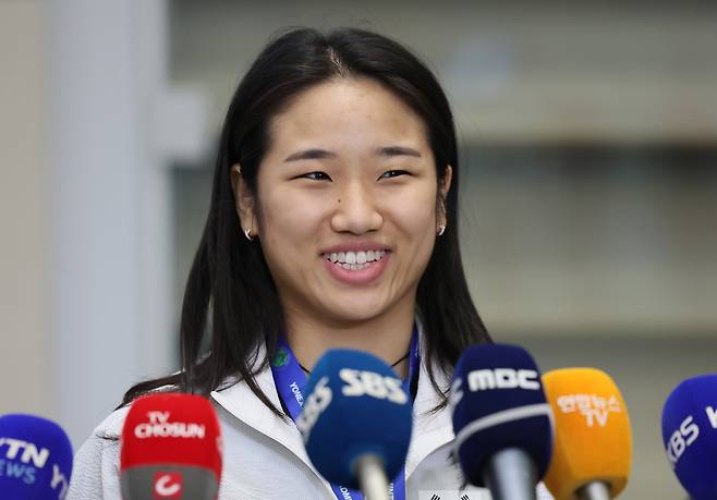안세영이 지난 18일 인천국제공항 2터미널을 통해 귀국한 뒤 인터뷰하고 있다.   인천공항 | 연합뉴스