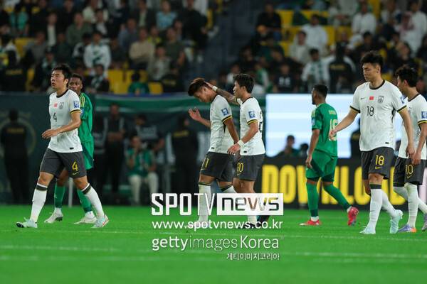 ▲ 중국 축구대표팀이 사우디아라비아에 무승부 이상을 거둘 것이라 꿈을 꿨지만, 린 량밍의 쿵푸킥 퇴장에 0-1 패배로 C조 꼴찌라는 현실과 마주했다.