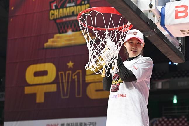 박정은 BNK 감독이 챔피언결정전 우승 후 그물 커팅식을 하고 있다. /사진=WKBL 제공