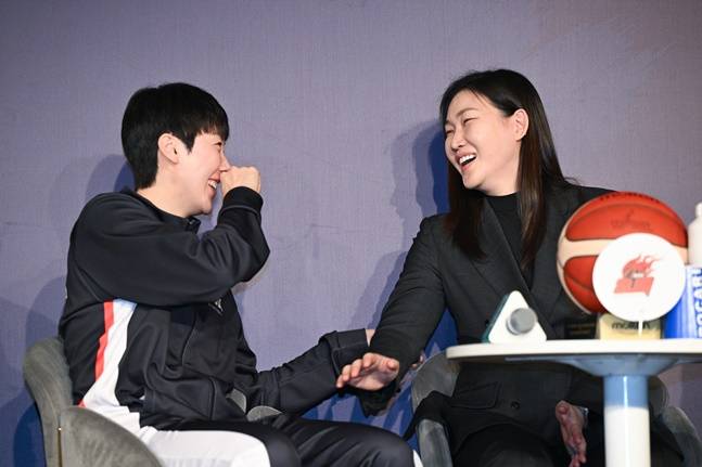 BNK 박정은 감독(오른쪽)과 박혜진. /사진=WKBL 제공
