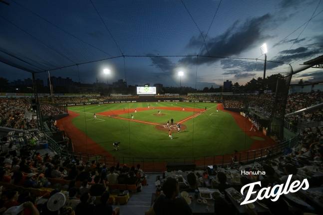 만원관중이 들어선 청주야구장 전경. /사진=한화 이글스 제공