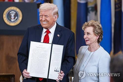 교육부 해체 행정명령 작성한 트럼프와 맥마흔 교육장관  [워싱턴 EPA=연합뉴스. 재판매 및 DB 금지]