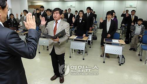 한국인입니다 (서울=연합뉴스) 한상균 기자 = 야나노세 마사시씨가 24일 과천 법무부에서 귀화증서 수여식 후 선서를 하고있다. 지난 2008년 2월 일반귀화 신청을 한 마사시씨 가족은 지난 10월 필기시험을 통과해 한국인이 됐다. 일본인 가족 전원이 한국에 귀화한 것은 처음이다. 2009.11.24 xyz@yna.co.kr