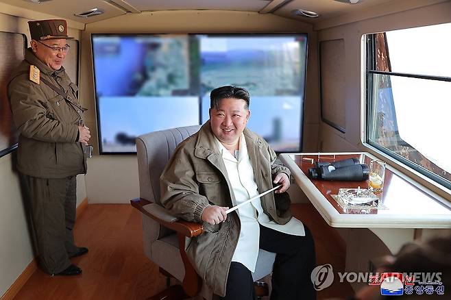 북 "최신 반항공미사일 시험발사 성공"…김정은 참관 (평양 조선중앙통신=연합뉴스) 북한이 최근 양산에 착수한 최신형 지대공 미사일 시험발사에 성공했다고 21일 밝혔다. 미사일총국은 20일 군수공업기업소에서 본격적인 생산에 들어간 최신형 반항공(지대공)미사일 무기체계의 종합적 전투성능검열을 위한 시험발사를 진행했다고 조선중앙통신이 21일 보도했다. 2025.3.21 
    [국내에서만 사용가능. 재배포 금지. For Use Only in the Republic of Korea. No Redistribution] nkphoto@yna.co.kr