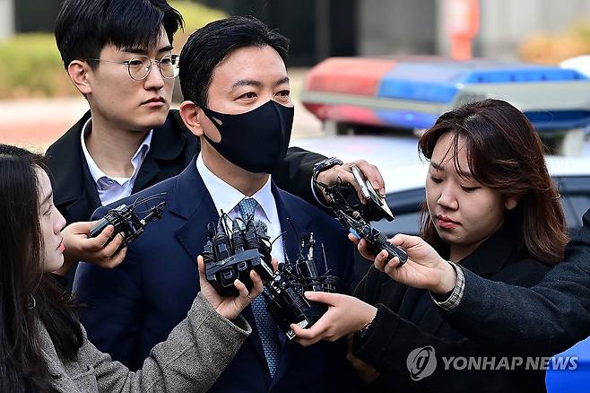 취재진 질문에 답하는 김성훈 대통령경호처 경호차장 (서울=연합뉴스) 김인철 기자 = 윤석열 대통령 체포 방해 혐의를 받는 김성훈 대통령경호처 차장이 21일 서울 마포구 서울서부지방법원에서 구속 전 피의자 심문(영장실질심사)을 위해 법정으로 향하며 취재진의 질문에 답하고 있다. 2025.3.21 [공동취재] yatoya@yna.co.kr