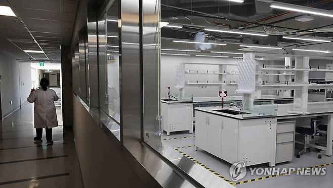 의대생 복귀시한 '임박' (서울=연합뉴스) 이진욱 기자 = 고려대 의과대학 학생들의 최종 등록·복학 신청마감 기한인 21일 고려대 의과대학 모습. 학교 측은 올해는 모든 학년의 학사 일정, 수업 일수, 출석, 성적 사정 등에 대해 학칙에 따라 원칙대로 진행할 예정이다. 2025.3.21 cityboy@yna.co.kr