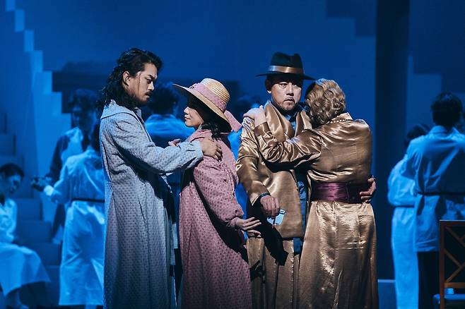 국립오페라단 '피가로의 결혼' 지난 20일 예술의전당 오페라극장에서 열린 국립오페라단의 공연 '피가로의 결혼'. 3막 결혼피로연 무도회 장면에서 수잔나(이혜정)가 백작(양준모)에게 몰래 밀회 편지를 건네고 있다. [국립오페라단 제공. 재판매 및 DB금지]