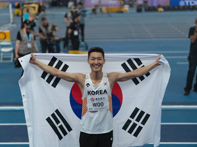 우상혁이 21일 중국 난징에서 열린 2025 세계실내육상선수권대회 남자 높이뛰기 결선에서 우승한 뒤 기념촬영하고 있다. 사진=용인시청