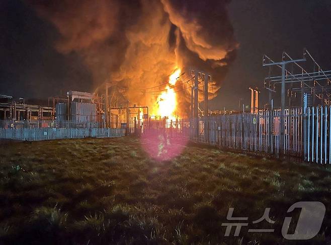 21일(현지시간) 영국 런던 히스로공항 근처 헤이스 변전소에서 화재가 발생한 모습. 사진은 런던 소방대 제공. 2025.03.21 ⓒ 로이터=뉴스1 ⓒ News1 김지완 기자