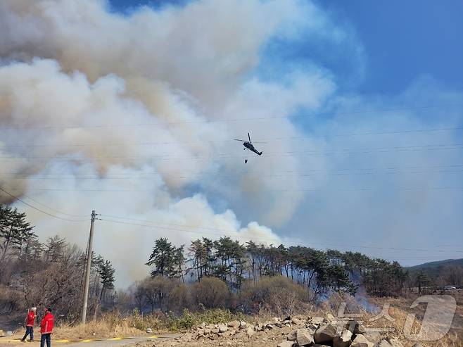 22일 낮 12시께 울산 울주 온산읍 운화리 임야에서 산불이 발생했다.(울산소방본부제공. 재판매 및 DB 금지)