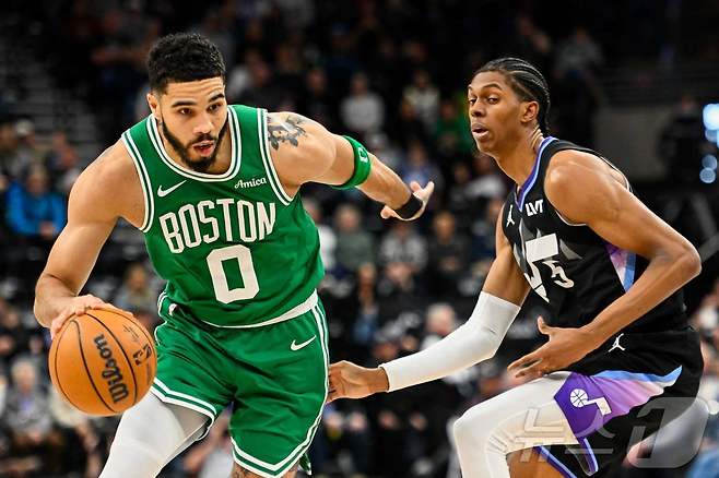 보스턴 셀틱스의 제이슨 테이텀이 22일 유타 재즈를 상대로 드리블을 하고 있다. ⓒ AFP=뉴스1