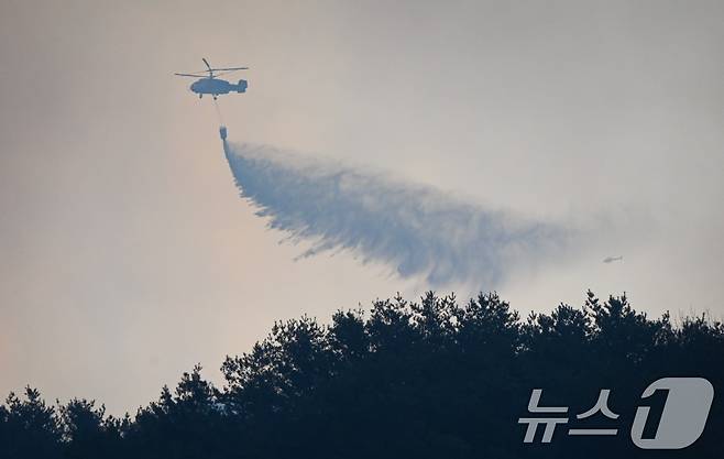 22일 경남 산청군 시천면 화재현장에서 일출과 동시에 소방당국이 헬기로 산불 진화 작업을 이어가고 있다. 소방청과 산림청은 이날 가용 인원과 장비를 총 동원해 주불진화가 목적이라고 밝혔다. (경상남도 제공, 재판매 및 DB 금지) 2025.3.22/뉴스1