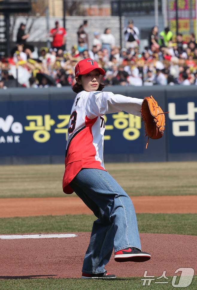22일 광주 기아챔피언스필드에서 열린 '2025 신한 SOL 뱅크 KBO리그' 개막전 KIA타이거즈와 NC다이노스 경기에 앞서 배우 박신혜가 시구를 하고있다. 2025.3.22/뉴스1 ⓒ News1 김태성 기자