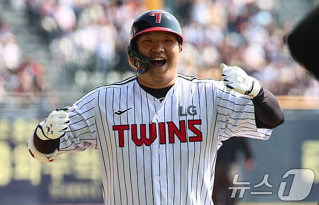 22일 서울 송파구 잠실야구장에서 열린 '2025 신한 SOL 뱅크 KBO리그' 개막전 롯데 자이언츠와 LG 트윈스의 경기, 1회말 1사 2루 상황에서 LG 문보경이 투런 홈런을 치고 기뻐하고 있다. 2025.3.22/뉴스1 ⓒ News1 김도우 기자