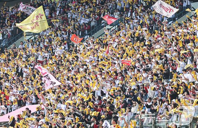 22일 서울 송파구 잠실야구장에서 열린 '2025 신한 SOL 뱅크 KBO리그' 개막전 롯데 자이언츠와 LG 트윈스의 경기를 찾은 야구팬들이 경기를 관람하고 있다. 2025.3.22/뉴스1 ⓒ News1 김도우 기자