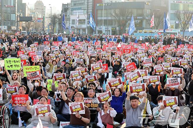 22일 오후 광주 동구 5·18민주광장에서 열린 광주 비상행동의 제19차 광주시민총궐기대회에 참여한 시민들이 헌법재판소의 윤 대통령에 대한 탄핵 선고를 촉구하고 있다. ⓒ News1 이승현 기자