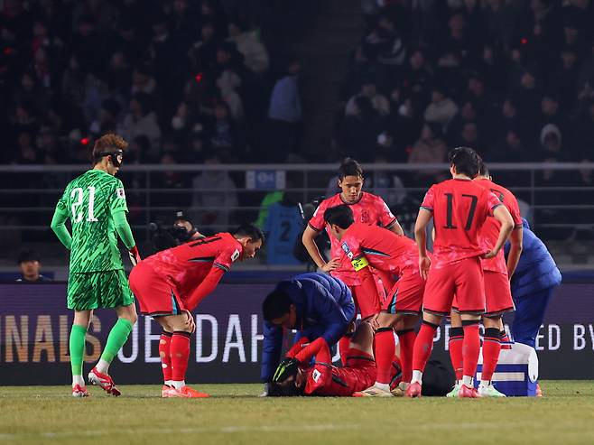 고통스러워하는 이강인

    (고양=연합뉴스) 김도훈 기자 = 20일 경기도 고양종합운동장에서 열린 2026 북중미 월드컵 아시아 3차 예선 B조 7차전 대한민국과 오만의 경기. 이강인이 경기 중 부상을 입은 뒤 고통스러워하고 있다. 2025.3.20