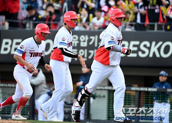 22일 광주KIA챔피언스필드에서 열린 NC와 KIA의 개막전, 8회말 1사 2,3루 KIA 한준수가 3점홈런을 치고 환호하고 있다. 광주=허상욱 기자wook@sportschosun.com/2025.03.22/