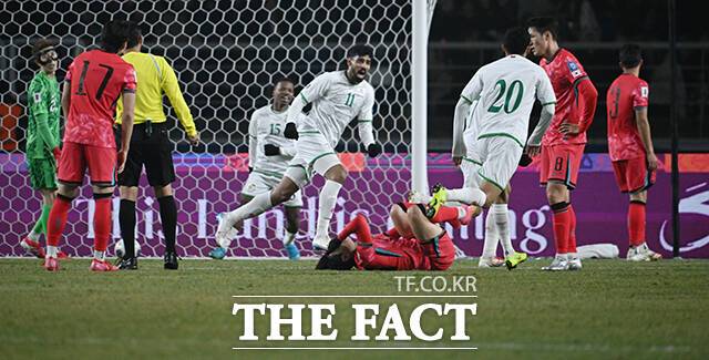 대한민국과 오만의 2026 FIFA 북중미 월드컵 3차 예선전이 20일 오후 경기 고양시 고양종합운동장에서 열린 가운데 득점 후 기뻐하는 오만 선수들 사이에서 이강인이 고통스러워 하고 있다./고양종합운동장=박헌우 기자
