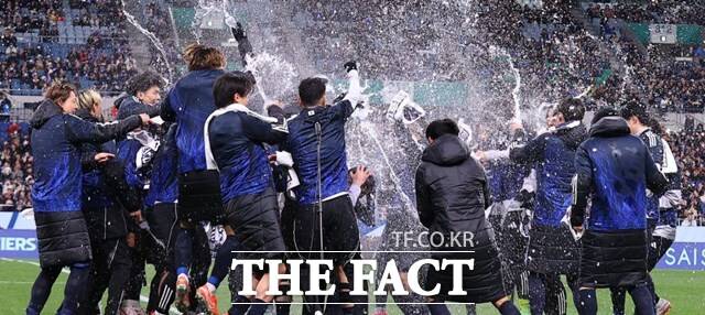20일 바레인을 2-0으로 제압하며 2026 북중미 월드컵 본선 진출 1호 영예를 차지한 일본 선수들이 기뻐하고 있다./AFC