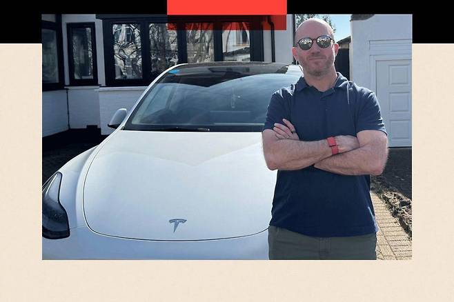 테슬라 자동차 앞에서 선 벤 킬베이는 머스크의 최근 행동에 대한 반감으로 이 차를 "팔 것"이라고 말했다.