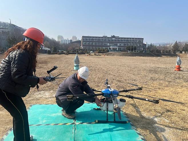 10일 인천 남동구 대한상공회의소 인천인력개발원 내 드론 교육장에서 수석 교관과 수강생이 연습 비행을 마친 후 드론을 점검하고 있다. /서일원 기자