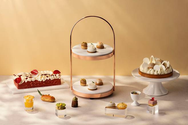 그랜드 하얏트 서울의 박주혜 과장과 저스틴 리 JL 디저트 바 셰프가 봄을 맞이 해 준비한 디저트. /그랜드 하얏트 서울