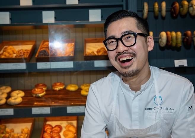 저스틴 리 JL디저트 바 오너가 조선비즈와 인터뷰 도중 환하게 웃어 보이고 있다./ 조인원 기자