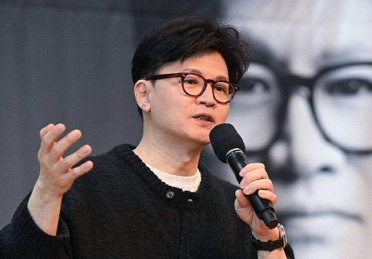 국민의힘 한동훈 전 대표가 5일 서울 마포구 청년문화공간JU에서 열린 저서 '국민이 먼저입니다' 북콘서트에서 발언하고 있다. 연합뉴스