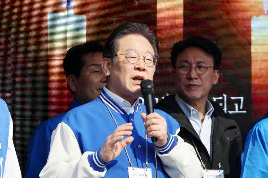 더불어민주당 이재명 더불어민주당 대표가 22일 오전 전남 담양군 중앙공원 사거리에서 이재종 후보 지원 유세를 하고 있다. 연합뉴스