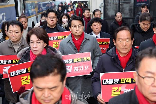 윤상현 의원을 비롯한 국민의힘 의원 14명이 21일 오전 '탄핵 각하의 길 걷기' 시위 진행을 위해 헌법재판소 주변 담벼락을 따라 걷고 있다. ⓒ데일리안 홍금표 기자
