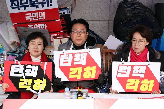 조배숙 국민의힘 의원이 21일 오전 헌법재판소 앞에서 24시간 릴레이 시위를 하고 있는 곽규택 국민의힘 의원과, 곽 의원과 잠시 시위에 동참한 이인선 의원과 함께 사진을 찍고 있다. ⓒ데일리안 홍금표 기자