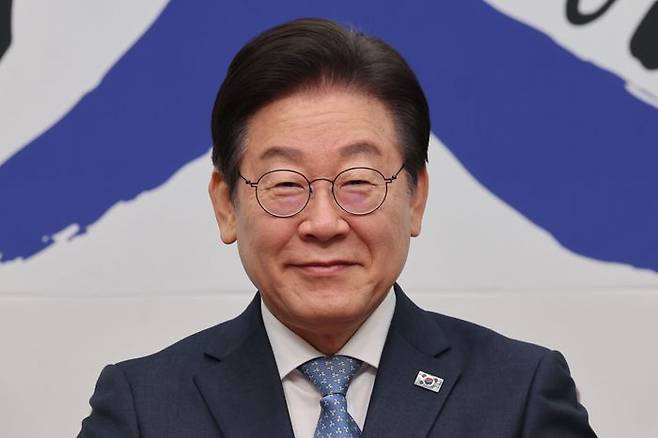 이재명 더불어민주당 대표가 국회에서 열린 최고위원회의에서 미소짓고 있다. ⓒ뉴시스