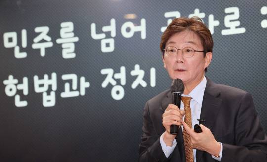 지난 3월19일 유승민 국민의힘 전 의원이 인천 연수구 인천대학교에서 '민주를 넘어 공화로 : 헌법과 정치'라는 주제로 특강하고 있다.<연합뉴스 사진>