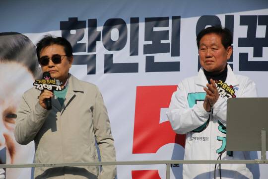 지난 3월21일 서울 동작구 신대방삼거리역 성대시장 성대약국 앞에서 새미래민주당이 김명기(오른쪽) 동작구의원 나선거구 보궐선거 후보 출정식을 개최한 가운데 전병헌(왼쪽) 당대표가 마이크를 잡고 지원유세 발언을 하고 있다.<새미래민주당 제공 사진>