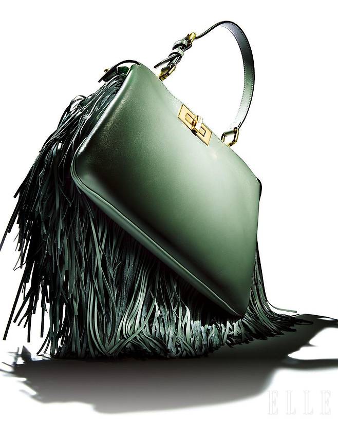 프린지 디테일이 특징인 피카부 소프트 미디엄 백은 가격 미정, Fendi.