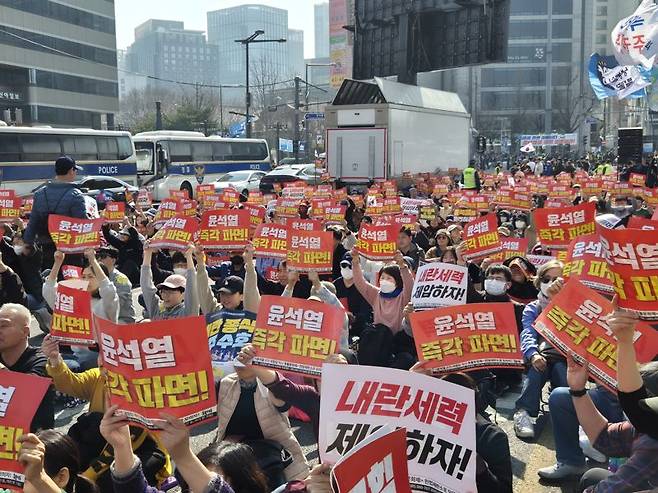 탄핵 찬성 측 시민단체인 '촛불행동'이 22일 오후 3시 헌재 인근 안국역 1번 출구 앞에서 연 문화제에서 시민들이 구호를 외치고 있다./사진=최은솔 기자